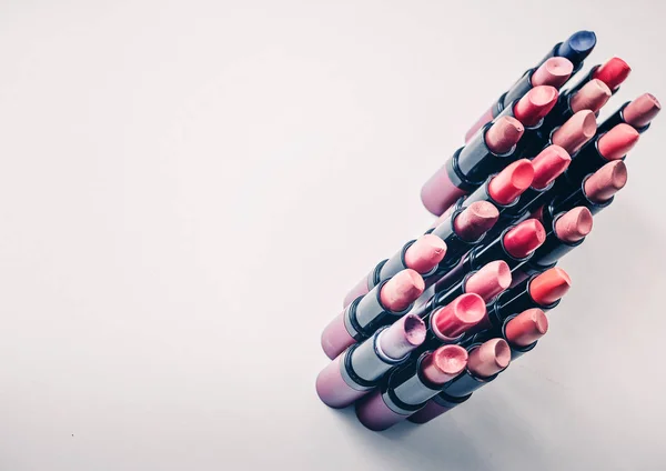 Lápices labiales de diferentes colores — Foto de Stock