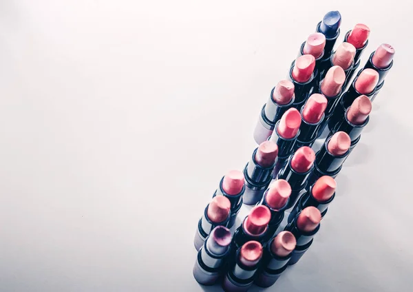 Lápices labiales de diferentes colores — Foto de Stock