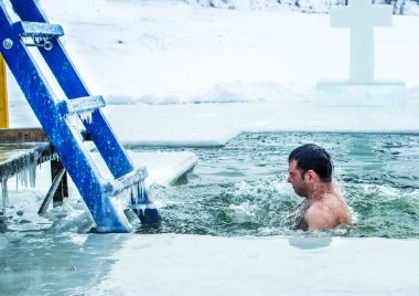 Kamenetz-Podolsk. Ukrayna. 19 Ocak. 2017. adam bir buz delik banyoları. Epifani Bayramı.