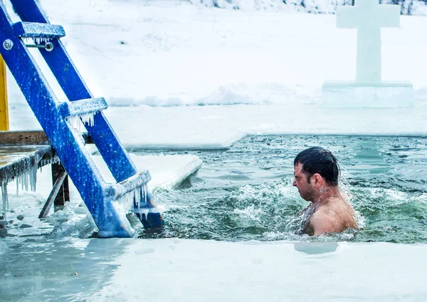 Kamenetz-Podolsk. UKRAINE. Le 19 janvier. 2017. L'homme se baigne dans un trou de glace. Fête de l'Épiphanie . — Photo