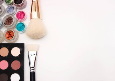 Fırçalar ve makyaj pigmentler.