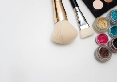 Fırçalar ve makyaj pigmentler.