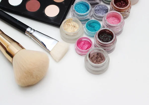 Cepillos y pigmentos de maquillaje . — Foto de Stock