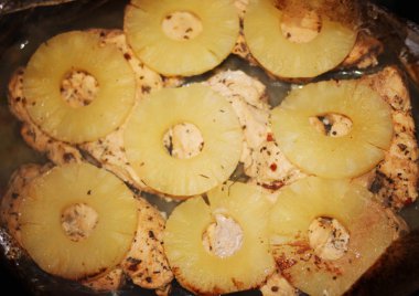 Fried chicken ananas ile.