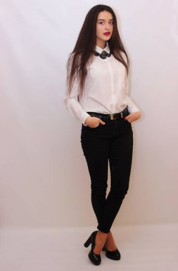 Seksi kız pantolon topuklu giyiyor..