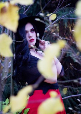 Ormanda güzel cadı. Cadılar Bayramı.