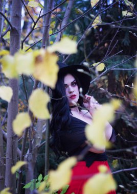 Ormanda güzel cadı. Cadılar Bayramı.