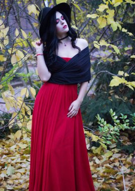 Ormanda güzel cadı. Cadılar Bayramı.