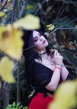 Ormanda güzel cadı. Cadılar Bayramı.