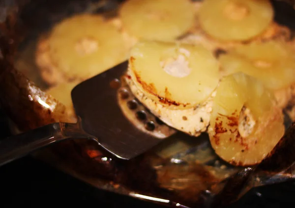 Pollo fritto con ananas . — Foto Stock