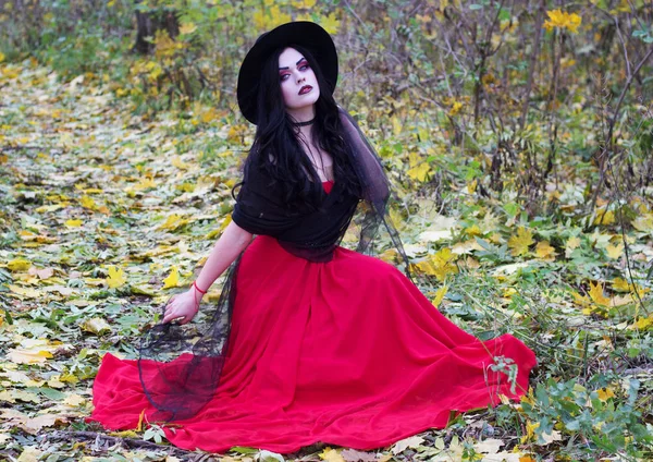 Hermosa bruja en el bosque. Halloween . — Foto de Stock