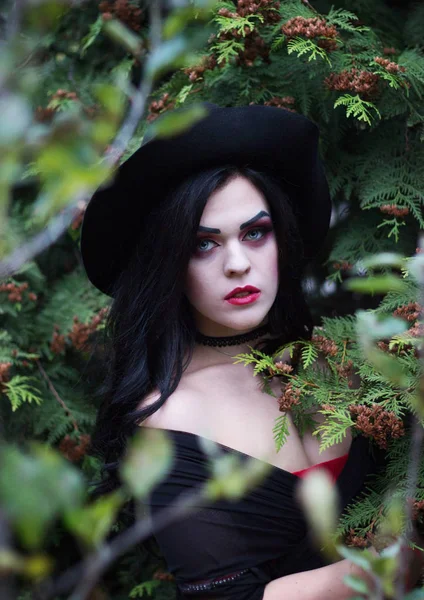 Hermosa bruja en el bosque. Halloween . —  Fotos de Stock