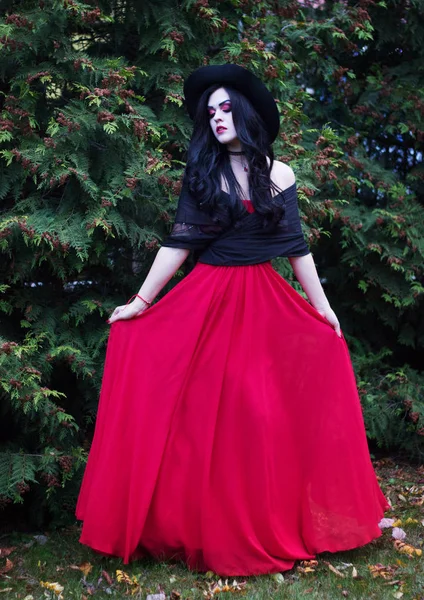 Hermosa bruja en el bosque. Halloween . — Foto de Stock