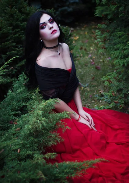 Bella strega nella foresta. Halloween . — Foto Stock