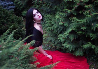 Ormanda güzel cadı. Cadılar Bayramı.