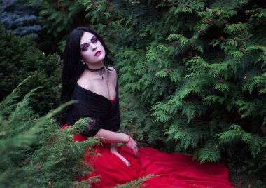 Ormanda güzel cadı. Cadılar Bayramı.