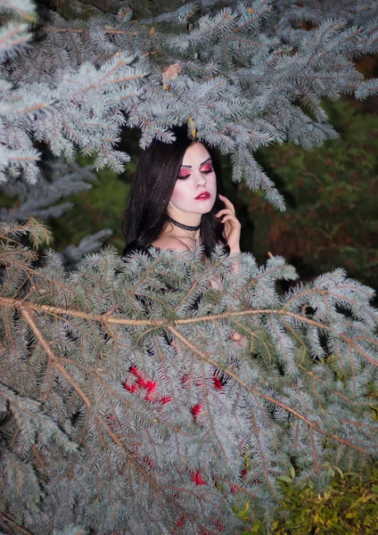 Hermosa bruja en el bosque. Halloween . — Foto de Stock