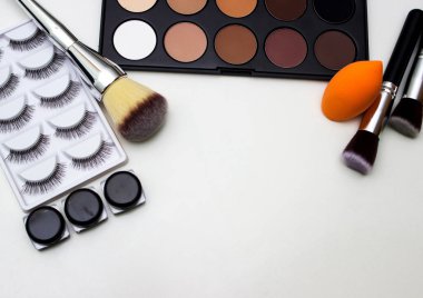 Araçlar makyaj sanatçısı. Tüm makyaj.