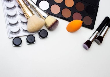 Araçlar makyaj sanatçısı. Tüm makyaj.