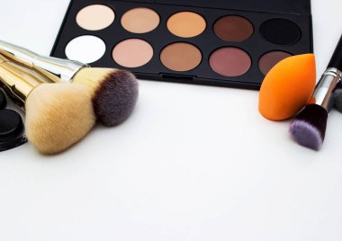 Araçlar makyaj sanatçısı. Tüm makyaj.