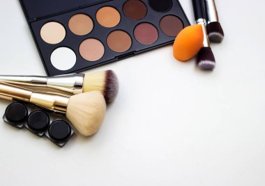 Araçlar makyaj sanatçısı. Tüm makyaj.