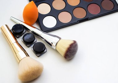 Araçlar makyaj sanatçısı. Tüm makyaj.