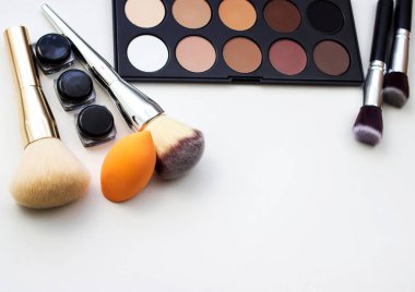Araçlar makyaj sanatçısı. Tüm makyaj.
