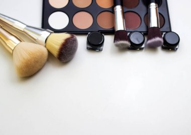 Araçlar makyaj sanatçısı. Tüm makyaj.