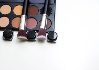 Araçlar makyaj sanatçısı. Tüm makyaj.