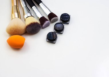 Araçlar makyaj sanatçısı. Tüm makyaj.