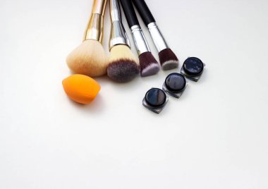 Araçlar makyaj sanatçısı. Tüm makyaj.