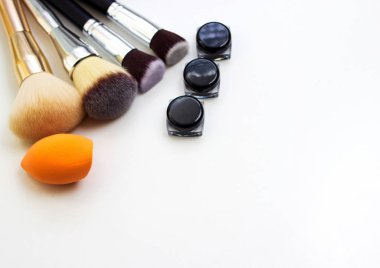 Araçlar makyaj sanatçısı. Tüm makyaj.