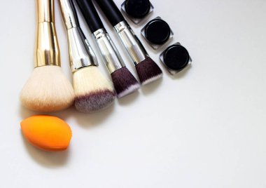 Araçlar makyaj sanatçısı. Tüm makyaj.