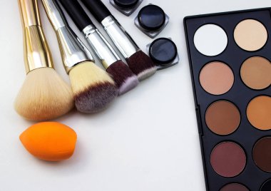 Araçlar makyaj sanatçısı. Tüm makyaj.