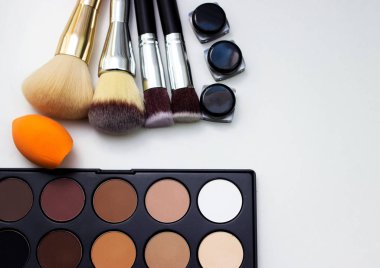 Araçlar makyaj sanatçısı. Tüm makyaj.