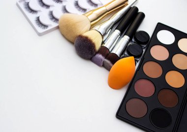Araçlar makyaj sanatçısı. Tüm makyaj.