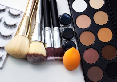 Araçlar makyaj sanatçısı. Tüm makyaj.