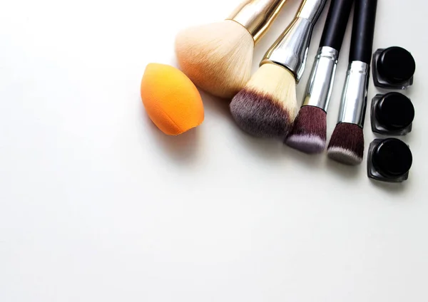 Herramientas maquillador. Todo maquillaje . — Foto de Stock