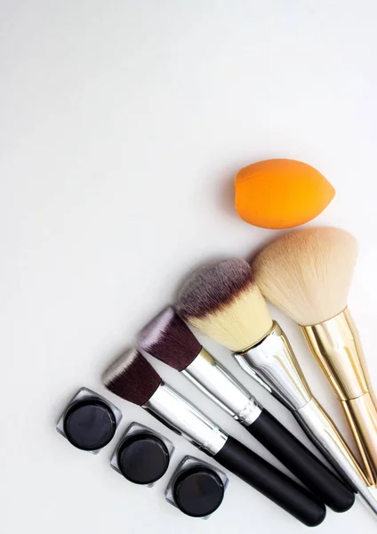 Herramientas maquillador. Todo maquillaje . — Foto de Stock