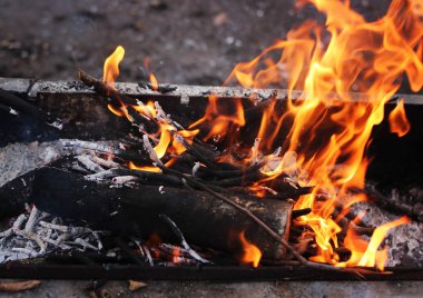 Ahşap bir mangal yakıyor. Yangın.