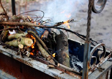 Ahşap bir mangal yakıyor. Yangın.