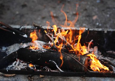 Ahşap bir mangal yakıyor. Yangın.