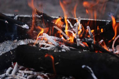 Ahşap bir mangal yakıyor. Yangın.