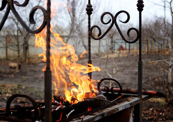 Spalanie drewna w Kociołek. Ogień. — Zdjęcie stockowe