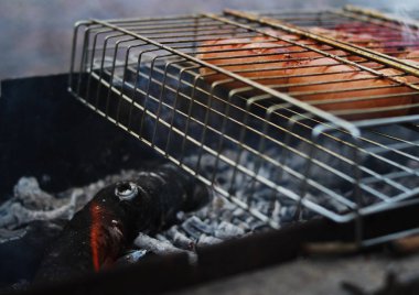 Duman üzerinde ızgara sosis.