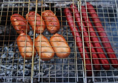 Duman üzerinde ızgara sosis.