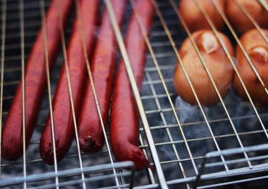 Duman üzerinde ızgara sosis.