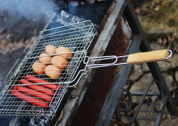 Salsicce alla griglia sul fumo . — Foto Stock