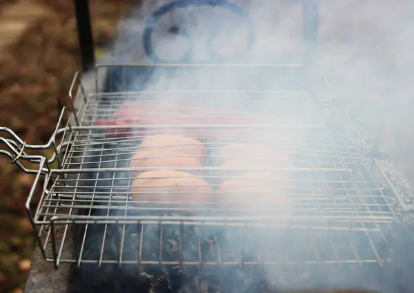 Salsicce alla griglia sul fumo . — Foto Stock