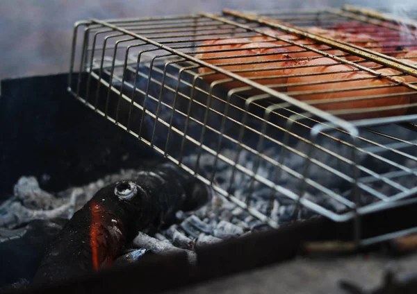 Salsicce alla griglia sul fumo . — Foto Stock
